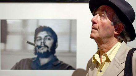 Der Fotograf René Burri vor seinem berühmtesten Bild. Es zeigt den Revolutionär Che Guevara.