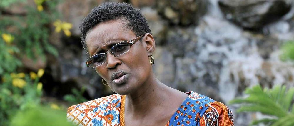 Winnie Byanyima has been the first female Ugandan aeronautical engeneer. She grew up with president Yoweri Museveni, who now leads the country since 1986. She even fought in the bush side by side with Museveni, who was partly raised by her parents. Later Byanyima married the opposition figure Kizza Besigye, who contested three times for the presidency with Museveni. Besigye had to live in exile for years and has been frequently imprisoned. Byanyima was a parlamantarian in Uganda, till the harrassment became to much for her. She worked for the African Union and the UN-development programme. Since May she is executive director of the international charity Oxfam. 
