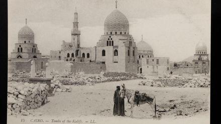 Postkarte aus der Dr. Paula Sanders Collection mit Gräbern der abbasidischen Schattenkalifen in Kairo.