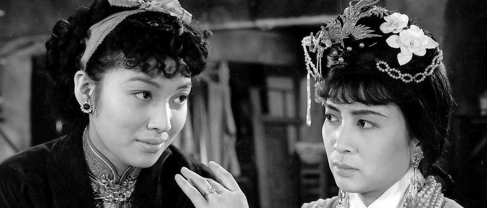 Cao Yindi (l.) und Xie Fang in „Two Stage Sisters“ von Xie Jin (1964)
