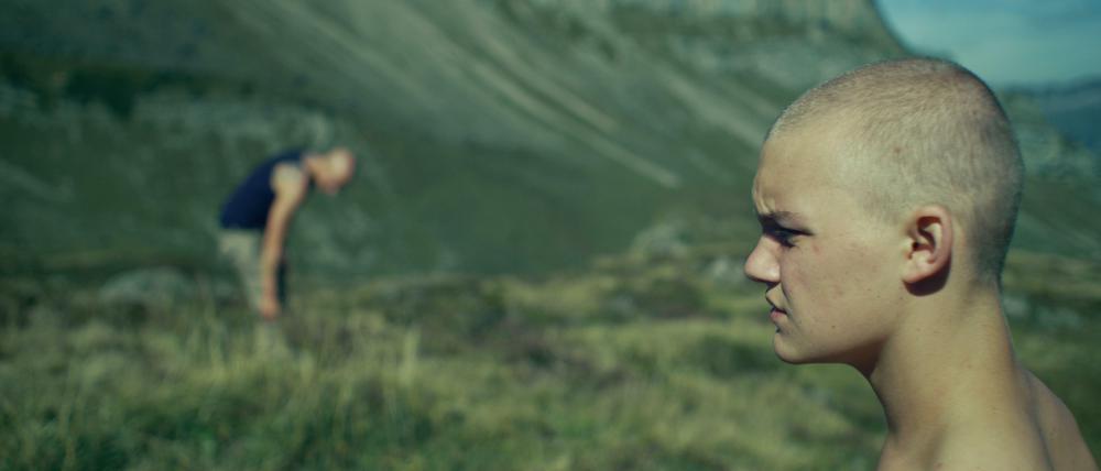 Eine Hütte in den Bergen. Regisseur Simon Jaquemet porträtiert in seinem Debütfilm „Chrieg“ eine aggressive Jugendgang. 