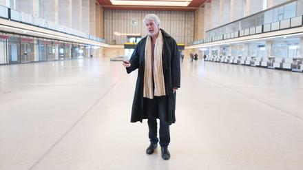 Dercon, allein zuhaus? Chris Dercon, neuer Intendant der Berliner Volksbühne, nach der Vorstellung seines Programms auf dem Flughafen Tempelhof.