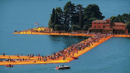 Von Mitte Juni bis zum 3. Juli konnten die Besucher auf dem obernitalienischen See Lago d'Iseo über Christos "Floating Piers" laufen. 