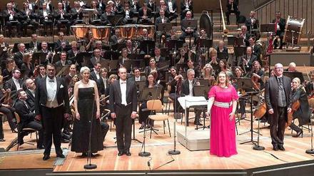 Schlussapplaus in der Philharmonie mit Regine Hangler (in rotem Kleid) als Daphne.