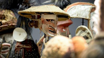 Masken, Ahnenpfählen und Tierfiguren aus Ozeanien kurz vor ihrem Umzug aus dem Ethnologischen Museum ins Humboldt-Forum. Bei vielen Objekten in völkerkundlichen Sammlungen ist die Herkunft nicht genau geklärt. 