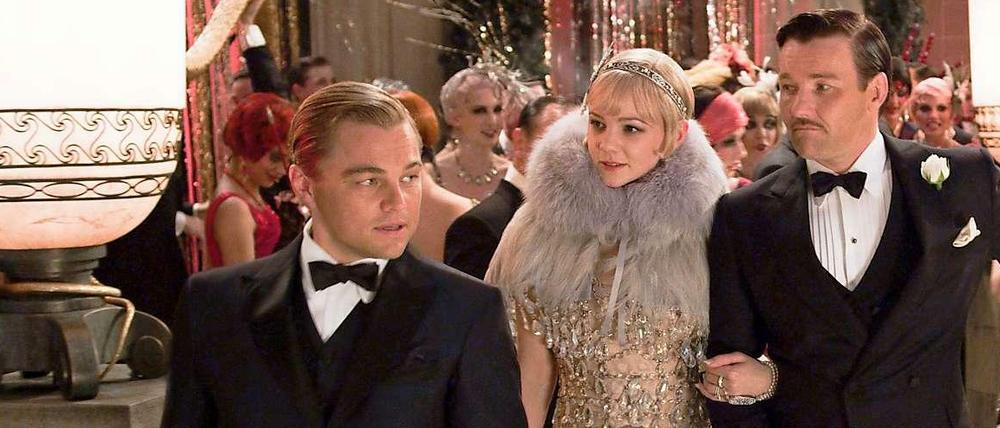 Leonardo DiCaprio (l) als Jay Gatsby, Carey Mulligan als Daisy Buchanan und Joel Edgerton als TomBuchanan in der Wiederverfilmung des Klassikers von F. Scott Fitzgerald "Der Große Gatsby". 