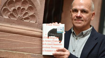 Frank Witzel gewinnt den Deutschen Buchpreis 2015, mit seinem 800-Seiten-Werk "ie Erfindung der Roten Armee Fraktion durch einen manisch-depressiven Teenager im Sommer 1969". 