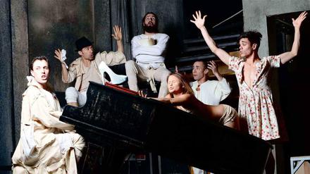 Faxen in der Anstalt. Pianist und Sänger Jack Woodhead (links außen) als schwuler Freiherr und Akrobat David Pereira als „Zigeunerjunge“ im Mädchenkleid (rechts außen) sind die Stars der Ensembleshow. 
