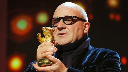 Regisseur Gianfranco Rosi bekommt den Goldenen Bären für "Fuocoammare".