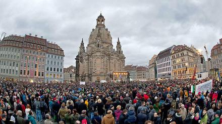 35 000 Menschen beteiligen sich an der Kundgebung für Weltoffenheit und Menschklichkeit in Dresden.