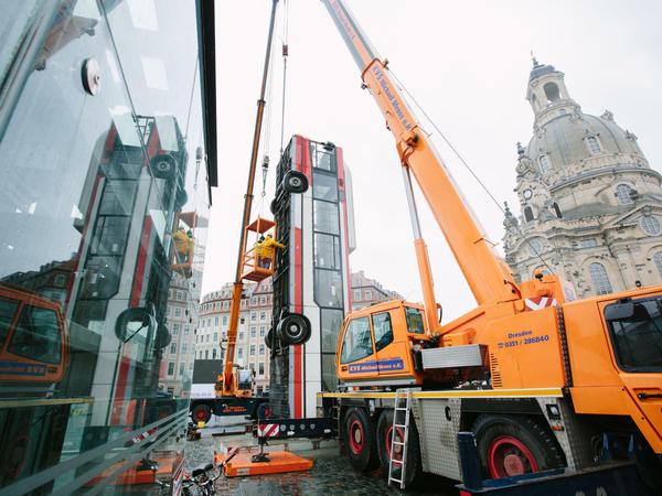 Kommt im Herbst nach Berlin: Die umstrittene Bus-Installation "Monument" wird am 4. April in Dresden abgebaut. uf dem Neumarkt demontiert.