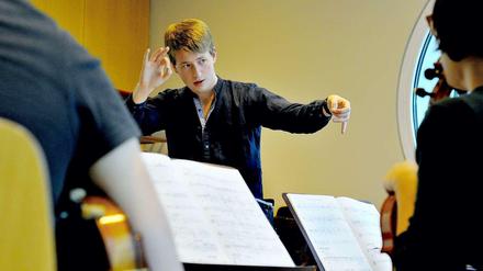 Duncan Ward probt mit der Orchesterakademie.