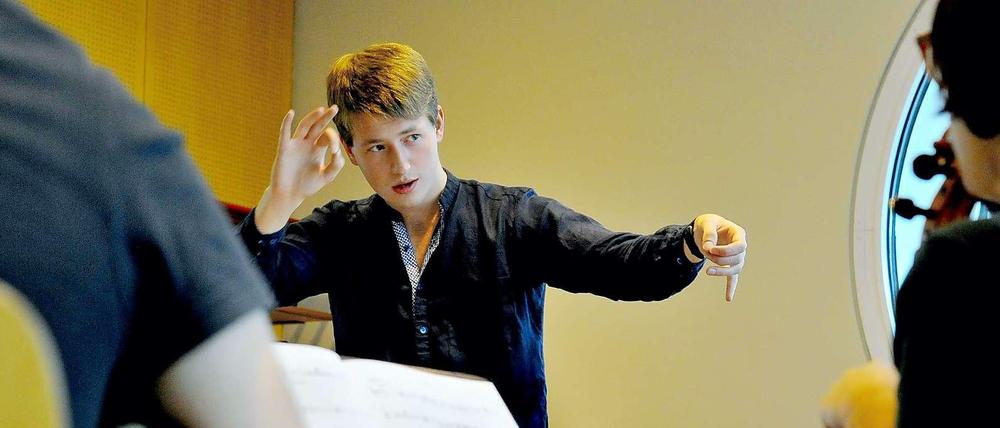 Duncan Ward probt mit der Orchesterakademie.