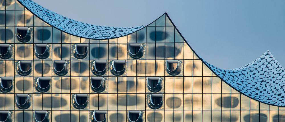 Die Fassade der Elbphilharmonie in der Hamburger Hafencity, neun Monate vor der Eröffnung. 