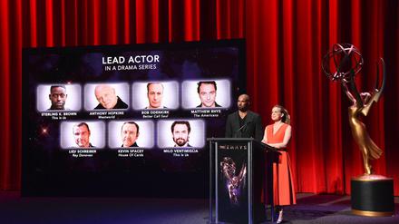 Die US-Schauspieler Shemar Moore (l) und Anna Chlumsky präsentieren die Emmy-Nominierungen für die Kategorie des besten Hauptdarstellers («Outstanding Lead Actor»). Moderator Colbert wird am 17. September die 69. Verleihung der Emmy Awards aus dem Microsoft Theater in Los Angeles präsentieren. 