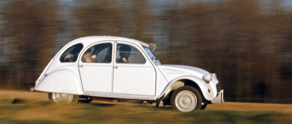 Sommerhits im ersten eigenen Auto. Der Citroën 2CV - auch bekannt als Ente.