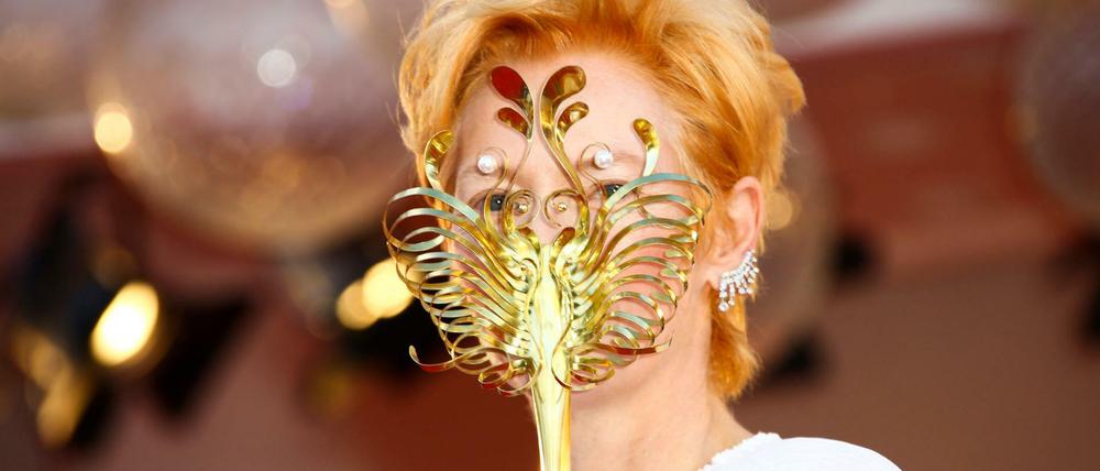 Maske mal anders: Die Schauspielerin Tilda Swinton vor der Eröffnungszeremonie der 77. Internationalen Filmfestspiele von Venedig. 