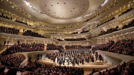 Auch die Stille kling hier anders: Thomas Hengelbrock und das NDR Elbphilharmonie Orchester am Eröffnungsabend im Januar. F