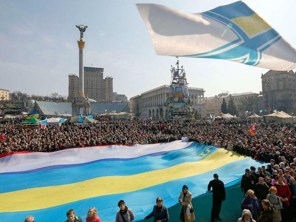 Das Bild zeigt Feierlichkeiten ein Jahr nach dem Beginn des "Euromaidan".