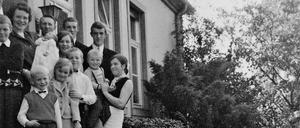 Schnappschuss. Die 13-köpfige Familie Frie auf dem heimischen Hof im Jahr 1969.