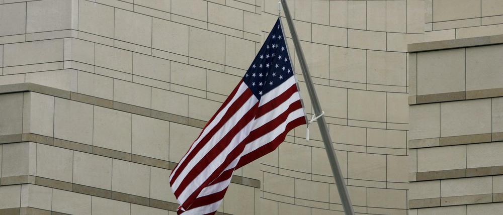 Die Flagge an der US-Botschaft am Pariser Platz. 