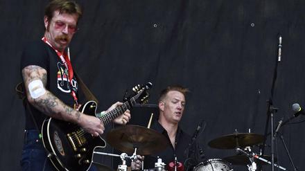Die US-Musiker Jesse 'The Devil' Hughes (l) und Josh Homme (R) von der Band Eagles Of Death Metal, hier auf einem Konzert im Juni. Sie sangen in der Pariser Terrornacht im Club Bataclan, in dem etwa 90 Menschen ums Leben kamen. 