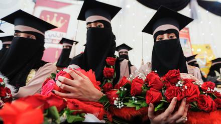 Zwischen Tradition und Moderne. Studentinnen einer Universität in Jemens Hauptstadt Sana'a bei einer Exemensfeier im März 2017. 