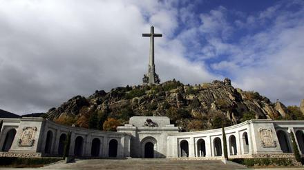 Heldenplatz. Das pompöse Grabmal von General Franco in San Lorenzo de El Escorial, nördlich von Madrid. 