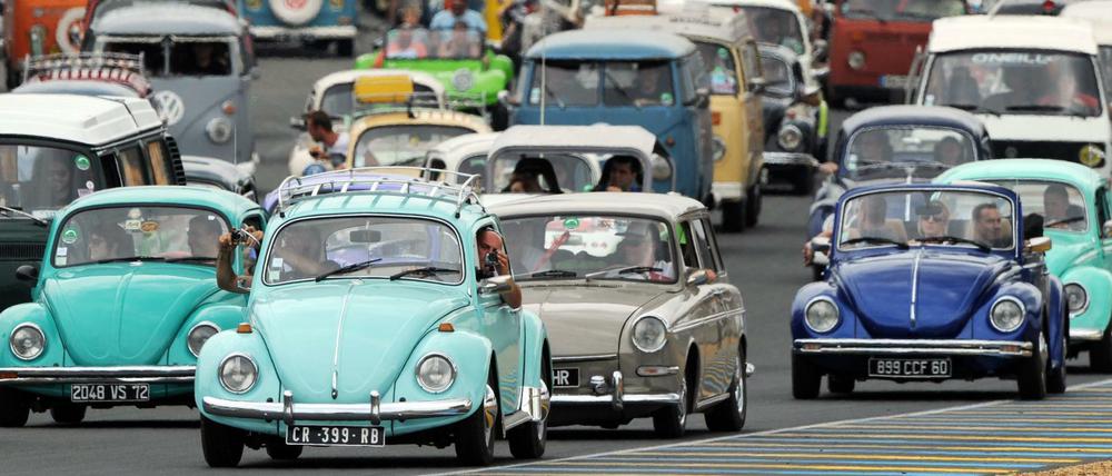 Glück auf vier Rädern. Oldtimer-Parade beim "Super VW Festival" auf der Rennstrecke von Le Mans in Frankreich.