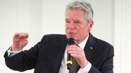 Gastgeber. Bundespräsident Gauck spricht ei der Film-Soiree im Schloss Bellevue spontan zu den Gästen. 