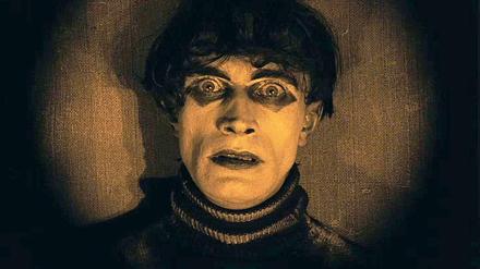 Einer von Hunderttausend. Erst wenige Prozent der deutschen Filmgeschichte sind digitalisiert, zum Beispiel Robert Wienes aufwändig restaurierter Expressionismus-Klassiker "Das Cabinet des Dr. Caligari", der am Wochenende bei den Berliner UFA-Filmnächten aufgeführt wird.