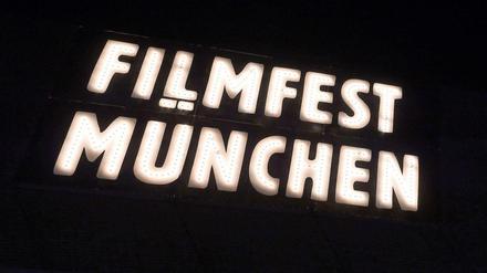 Schriftzug "Filmfest München" in leuchtenden Lettern.