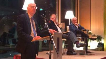 Bundestagspräsident Norbert Lammert würdigte Cees Nooteboom (rechts) in der Niederländischen Botschaft als großen Europäer. In der Mitte Joachim Sartorius, der das anschließende Gespräch führte. 