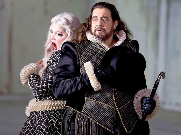 Die Sopranistin Anna Netrebko und der Tenor Placido Domingo bei einer Fotoprobe zu Verdis "Il Trovatore" auf der .Bühne der Staatsoper im Schiller Theater. Premiere der Inszenierung von Philipp Stölzl ist am 29. November. 