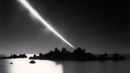 Lichtspiel: Michael Kennas "Full Moonset" entstand 2007 vor dem Chausey Inseln im Ärmelkanal. 