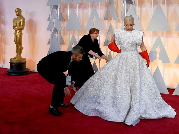 Sitzt alles? Lady Gaga ungewohnt schlicht, aber natürlich trotzdem opulent. 