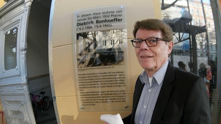 Gedenken. Der Theologe Christian Zimmermann enthüllt in der Oderberger Straße 61 in Berlin eine Tafel für den Theologen Dietrich Bonhoeffer.