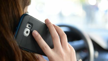 Allzeit erreichbar, geübt im Multitasking: Telefonieren und Autofahren