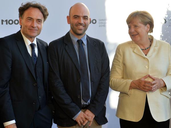 Roberto Saviano (Mitte) mit Giovanni di Lorenzo und Angela Merkel bei der M100 Konferenz in Potsdam.