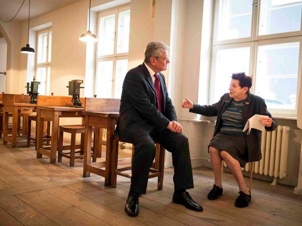 Inge Deutschkron mit dem damaligen Bundespräsidenten Joachim Gauck im Berliner Otto-Weidt-Museum. 