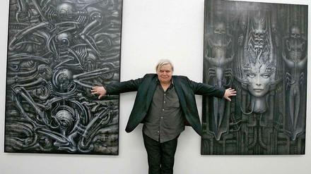 Der Schweizer Künstler und Designer H.R.Giger - hier auf einem Bild aus dem Jahr 2007, das ihn bei der Eröffnung einer Ausstellung mit seinen Werken im Kunstmuseum in Chur zeigt. 