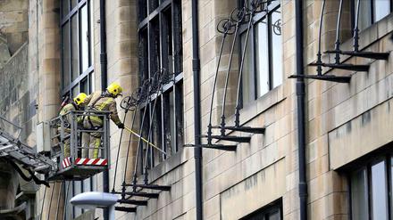 Mehr als ein Gebäude: Feuerwehrmänner retten, was zu retten ist an der Glasgow School of Arts.