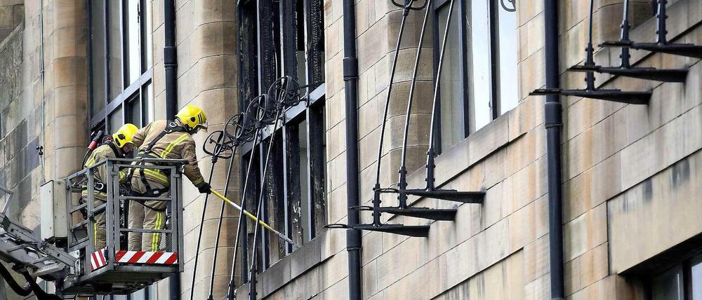 Mehr als ein Gebäude: Feuerwehrmänner retten, was zu retten ist an der Glasgow School of Arts.