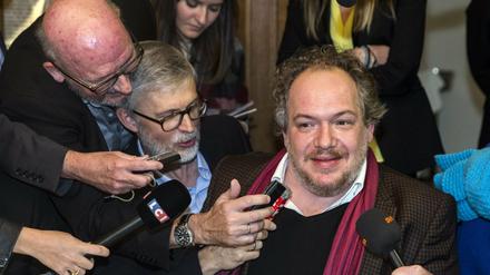 Der Schriftsteller Mathias Énard, umringt von Reportern im Restaurant Drouant in Paris, wo die Prix-Goncourt-Preisverkündung stattfand