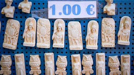 Eulen aus Athen. Noch werden griechische Souvenirs in Euro verkauft.