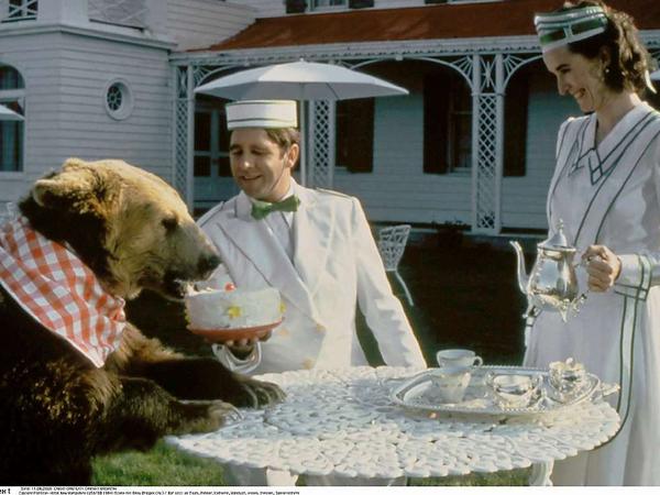 Bärenfutter: Fantastisches wird im "Hotel New Hampshire" serviert, einem Film nach dem gleichnamigen Roman von John Irving.