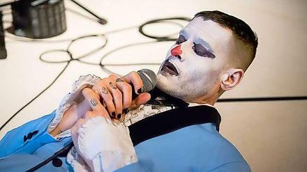 Ein Zombie im himmelblauen Show-Anzug: Jeremy Wade in „Death Asshole Rave Video“.