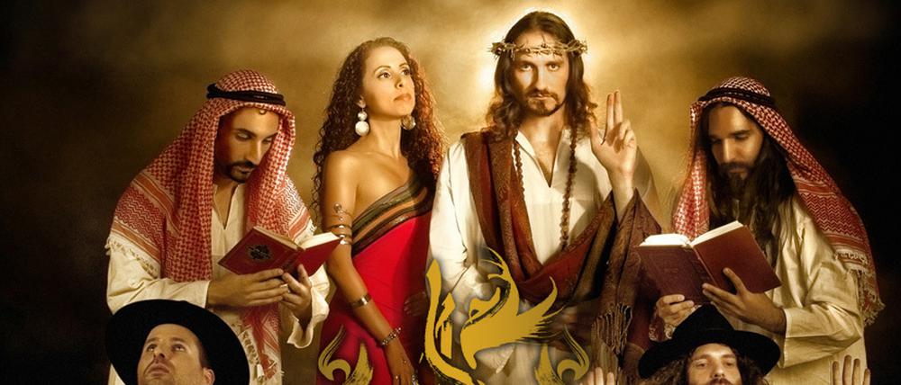 Die Musiker präsentieren sich als Vertreter der drei großen Religionen des Nahen Ostens.