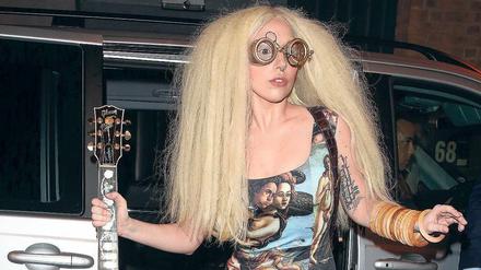 Botticelli-Fan. Zur Premiere von „Venus“ trug Lady Gaga 2013 ein Kleid von Dolce &amp; Gabbana mit Motiven Botticellis. 