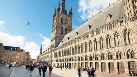 Friedenssymbol. Die gotischen Tuchhallen von Ypern wurden 1914 von deutschen Truppen zerstört. Heute beherbergt das Ensemble das „In Flanders Fields Museum“.